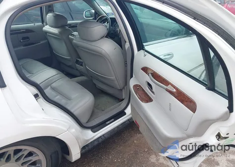 2002 Lincoln Town Car Signature z USA, uszkodzony, nr VIN 1LNHM82W42Y659125